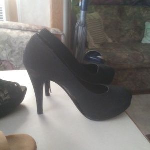 Heart in D black suede heels